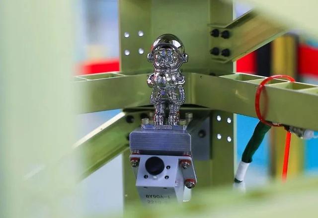 泡泡玛特上天了！首个进太空的潮玩公仔全球仅1体(图2)