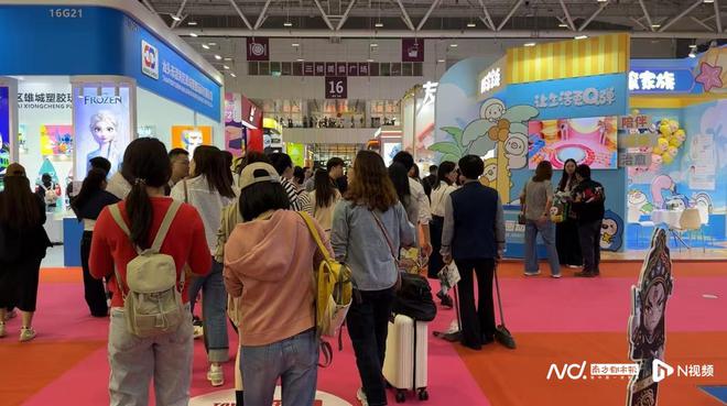 潮玩市场去年规模超720亿玩具厂家花式推新品、降价抢客