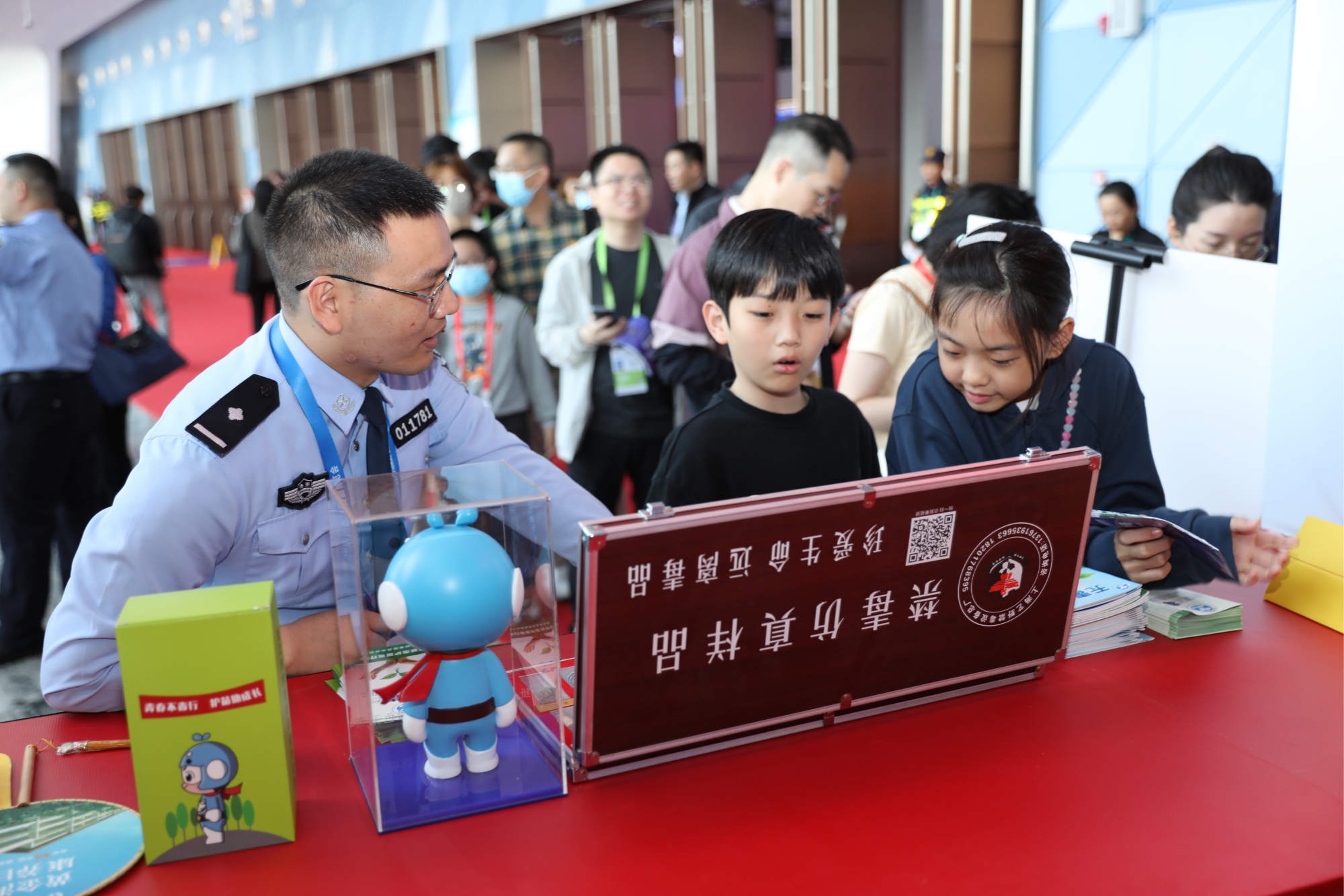 海口警方“警‘茶’局”亮相消博会 趣味普法护航平安展会(图3)