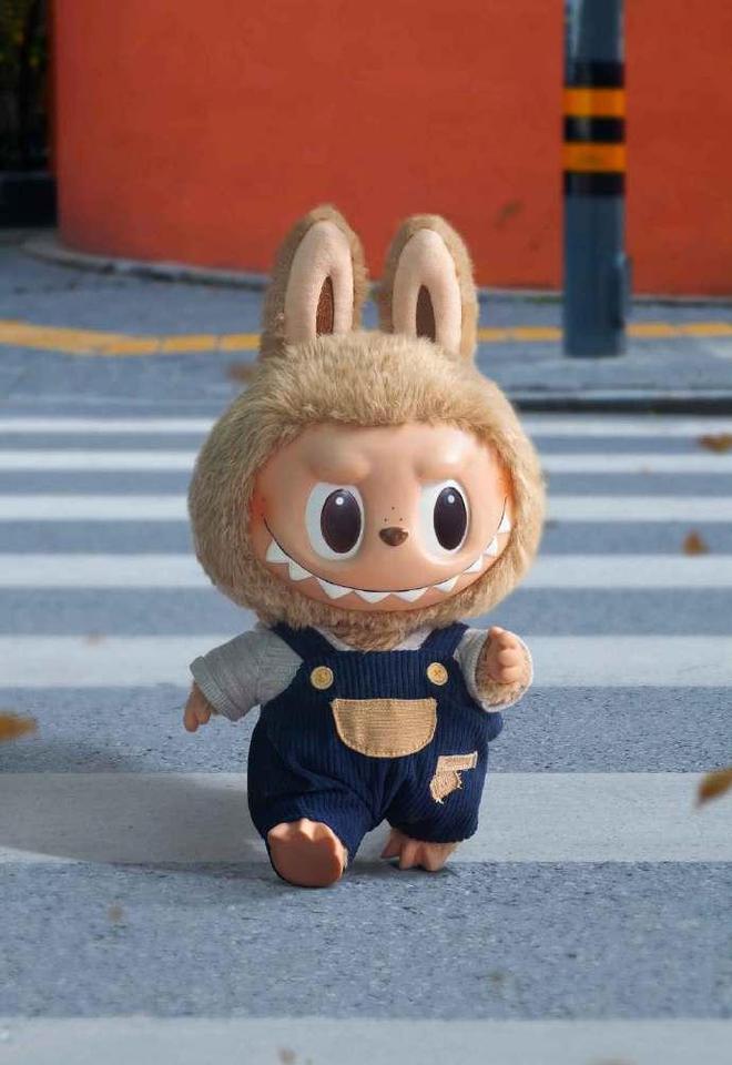 LABUBU身价暴涨一年：原价99元的公仔二手价超2000元老玩家砸超30万元加仓(图2)