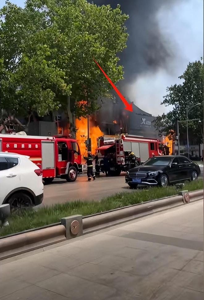 济南一商铺着火后续：现场煤气味严重整栋楼成空壳疑原因曝光(图2)