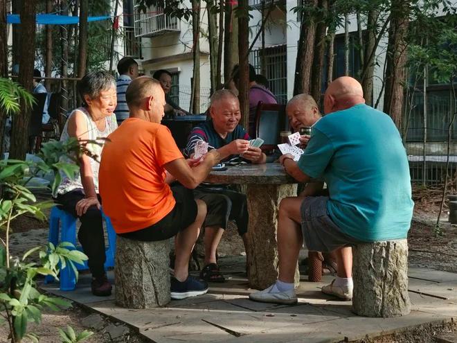 现在的退休老人或许比00后还会玩(图2)