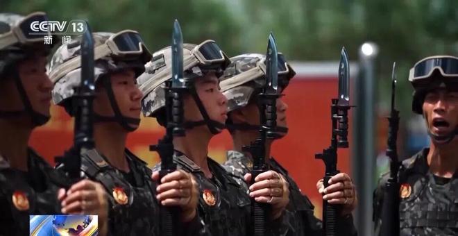 191式自动步枪亮相九三阅兵约为6瓶水重可伸缩枪托、旋转式觇孔、皮卡汀尼导轨被称作“枪界变形金刚”(图2)