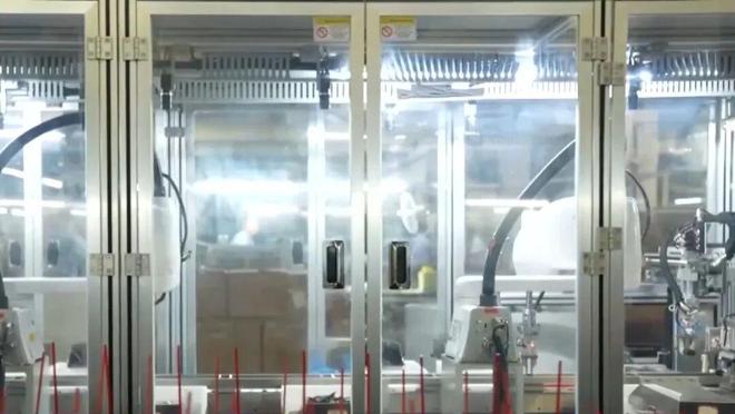 191式自动步枪亮相九三阅兵约为6瓶水重可伸缩枪托、旋转式觇孔、皮卡汀尼导轨被称作“枪界变形金刚”(图6)