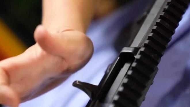 191式自动步枪亮相九三阅兵约为6瓶水重可伸缩枪托、旋转式觇孔、皮卡汀尼导轨被称作“枪界变形金刚”(图5)