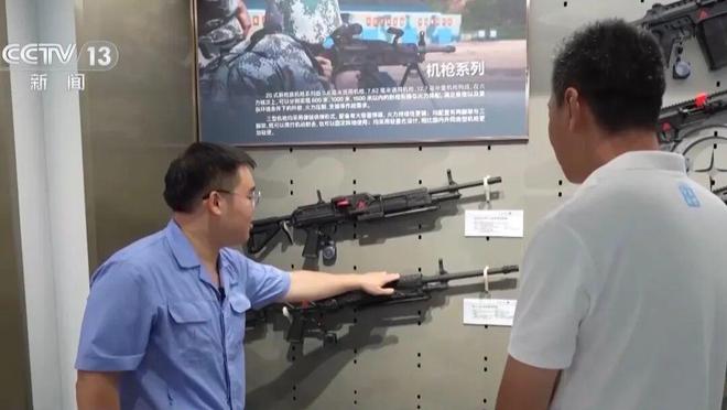 191式自动步枪亮相九三阅兵约为6瓶水重可伸缩枪托、旋转式觇孔、皮卡汀尼导轨被称作“枪界变形金刚”(图11)