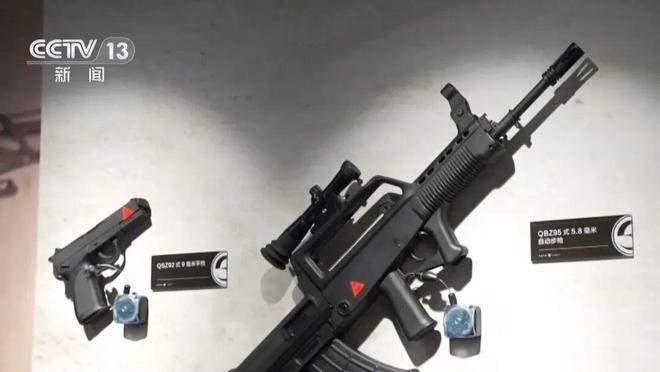 191式自动步枪亮相九三阅兵约为6瓶水重可伸缩枪托、旋转式觇孔、皮卡汀尼导轨被称作“枪界变形金刚”(图10)