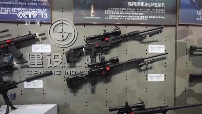 191式自动步枪亮相九三阅兵约为6瓶水重可伸缩枪托、旋转式觇孔、皮卡汀尼导轨被称作“枪界变形金刚”(图12)