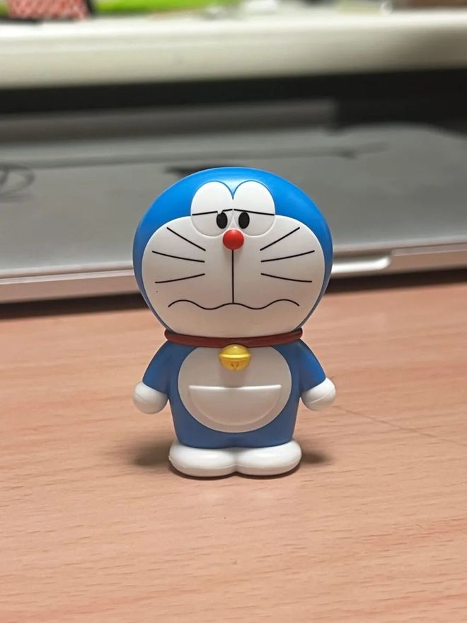 百元店现「扁平哆啦A梦」22世纪的机器猫也要削减成本生产了(图2)