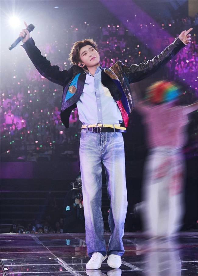 王源客厅狂欢跨年演唱会圆满落幕以震撼舞美诠释“源式美学”(图6)